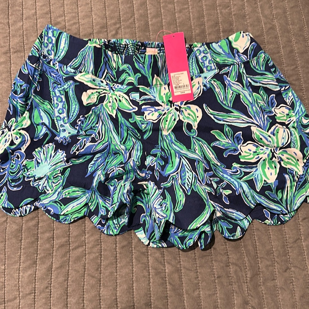 Lilly Pulitzer 
Dahlia Short
Stretch back 
Take it or leaf it, high tide navy
